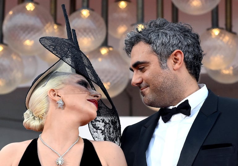 Romántica postal de Lady Gaga y Michael Polansky en la alfombra roja del Festival de Cine de Venecia. (EFE/EPA/ETTORE FERRARI)