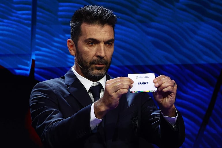 El exfutbolista italiano Gianluigi Buffon sostiene un billete de Francia durante el sorteo de la fase final de la UEFA EURO 2024 en la Filarmónica del Elba en Hamburgo, Alemania, el 02 de diciembre de 2023. La UEFA EURO 2024 tendrá lugar en Alemania del 14 de junio al 14 de julio.