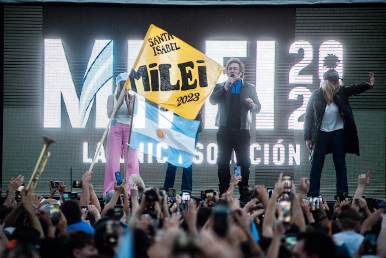 El candidato presidencial argentino Javier Milei pronuncia un discurso durante un acto de campaña, en el Monumento Nacional a la Bandera en Rosario (Argentina).