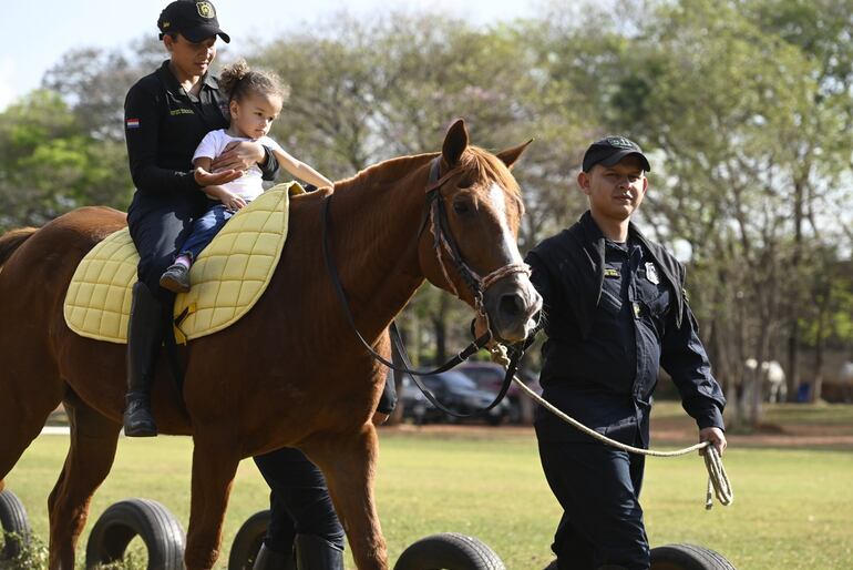 El personal policial capacitado  acompaña a los niños en su terapia.