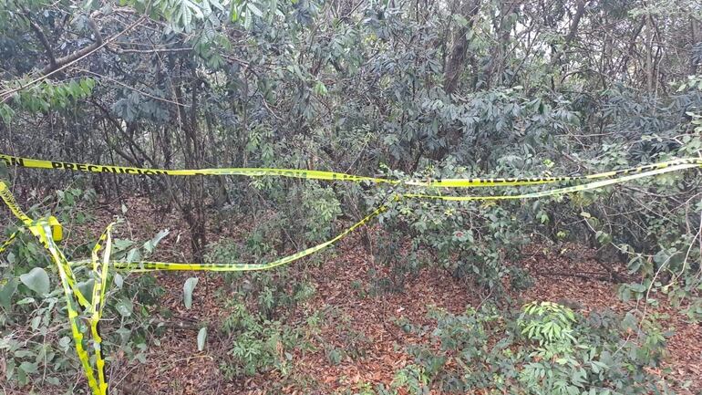 Cintas puestas por los investigadores en torno a la zona donde fueron hallados los restos óseos en el cerro Cristo Rey.