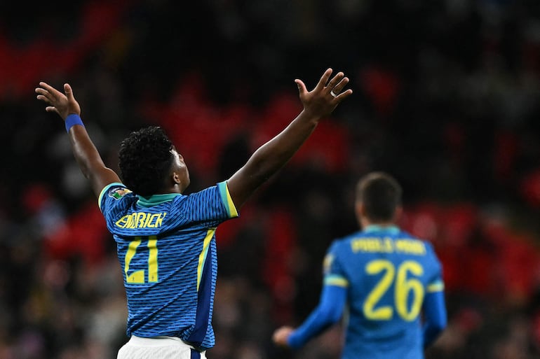 Endrick (i), jugador de la selección de Brasil, celebra un gol en el partido amistoso internacional frente a Inglaterra en el estadio de Wembley de Londres.