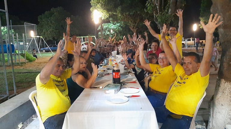 Los vecinos del barrio Mita´í comparten un ameno encuentro de cena de fin de año.