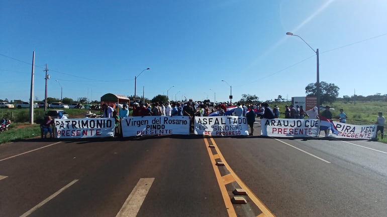 El bloqueo de la Ruta PY13 continuará hasta altas horas de la tarde .