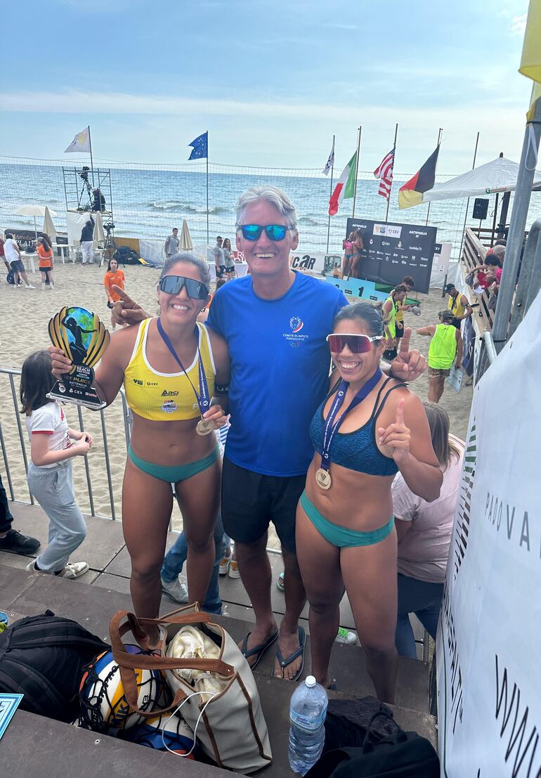 Giuliana Poletti (23 años), Francismar Garrido (51) y Michelle Valiente (26), en la cima del podio.