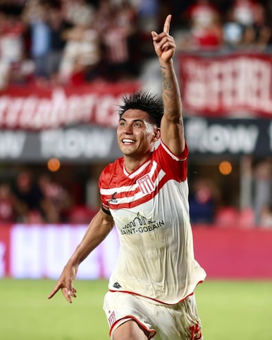 Santiago Arzamendia celebra su gol para el triunfo de Estudiantes