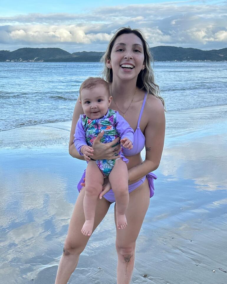 Ceci Fernández con la dulce Emma Agostina en brazos, a orillas del Atlántico. (Instagram/Walter Clar)