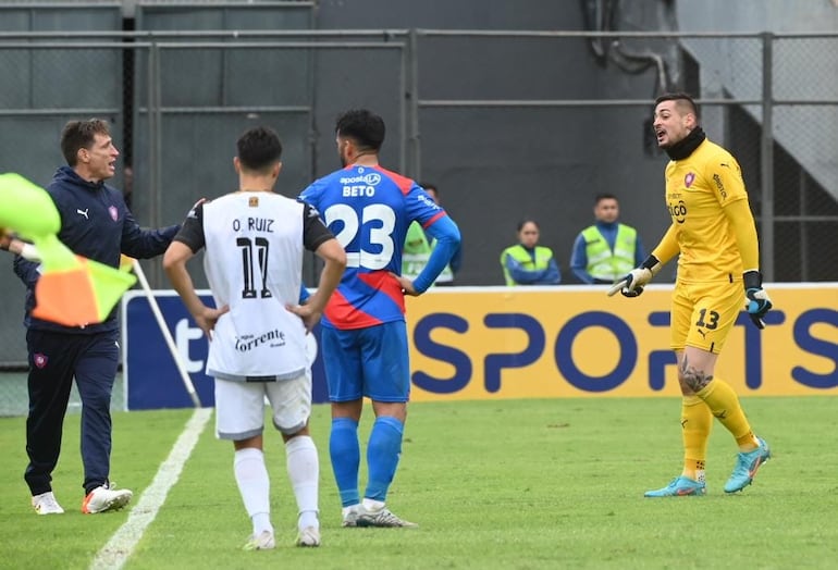 Jean Fernandes, arquero de Cerro Porteño, reclama un doble toque en el gol de penal Ronal Domínguez.