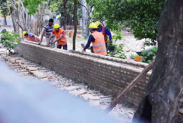 Trabajadores alzan un muro perimetral en la plaza Naciones Unidas. Archivo 2 de octubre 2024.