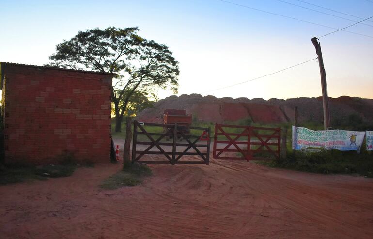 Acceso principal a la estancia "Temí", propiedad del ciudadano alemán Jochen Langer, en Paso Yobái, Guairá.