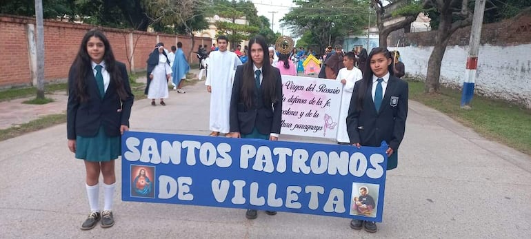 Estudiantes de diferentes instituciones educativas desfilaron hoy en Villeta, en honor a la protectora espiritual, La Virgen del Rosario.