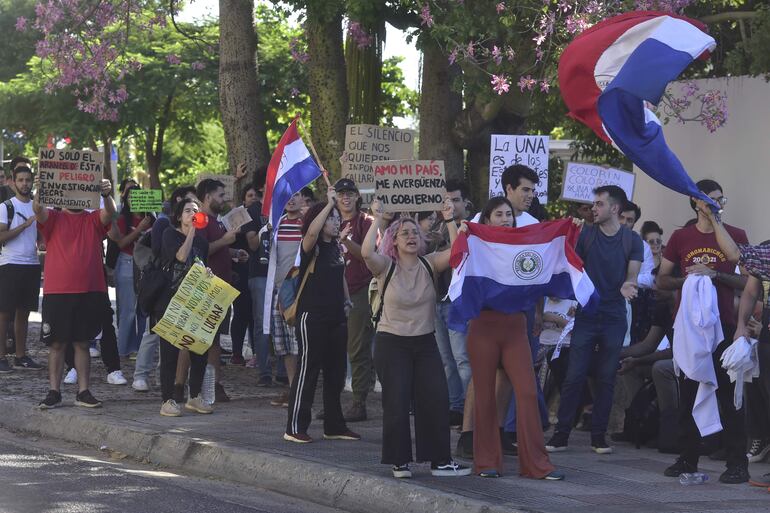 Universitarios protestan en contra de la ley Hambre Cero