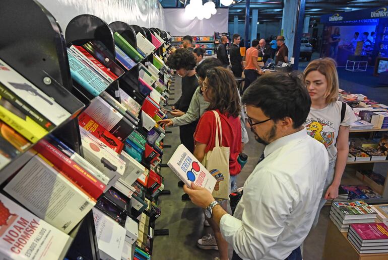 En el día de su inaguración, la Feria Internacional del Libro (FIL) de Asunción recibe a los primeros visitantes.