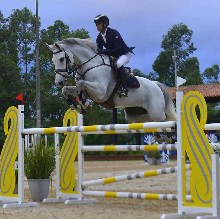 Ignacio Galeano (h) volando en lo más alto de la categoría 1,40 sobre su montado Casquero.