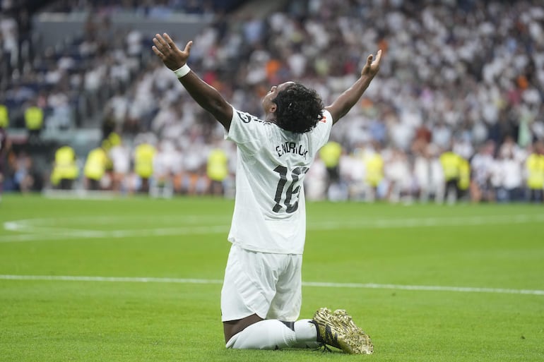 El delantero brasileño del Real Madrid Endrick celebra el gol marcado ante el Real Valladolid, tercero para el equipo, durante el partido de la segunda jornada de Liga que Real Madrid y Real Valladolid disputan esta tarde en el estadio Santiago Bernabéu.