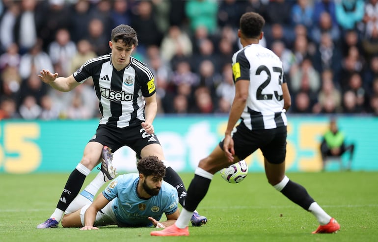 Jasko Gvardiol (c), jugador del Manchester City, cae al suelo en la disputa por el balón en un partido contra el Newcastle por la sexta fecha de la Premier League 2024-2025 en el St. James' Park, en Newcastle.