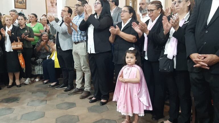 Los niños también expresaron su devoción al imitar la vestimenta de la Virgen del Rosario.