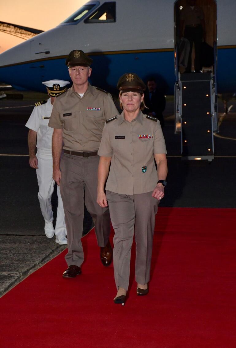 La General Laura Richardson está casada con el Teniente General (Retirado) Jim Richardson, del Ejército de los EE.UU., y tienen una hija y una nieta.