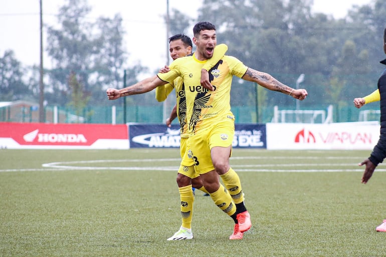 Víctor Geremías Velazco retornó a Rocoleta  procedente de  Tembetary. Aquí festeja uno de sus dos goles junto a Aldo González. (Foto: APF)