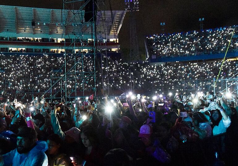 El show de la  colombiana Karol G congregó a decenas de miles de sus  seguidores  en el estadio  La Nueva Olla Azulgrana del barrio Obrero de Asunción, la mayoría mujeres, que  acompañaron la colorida noche.