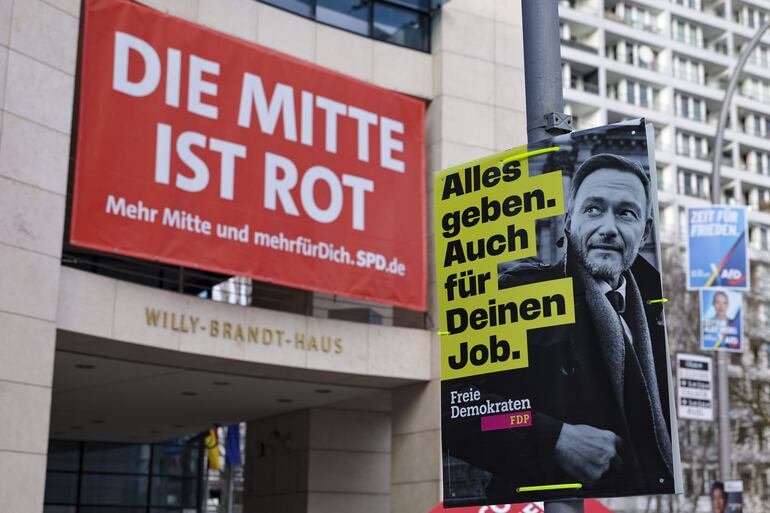 Un cartel de campaña electoral del ex Ministro de Finanzas alemán Christian Lindner se muestra frente a la sede del SPD en la Willy-Brandt-Haus en Berlín, Alemania