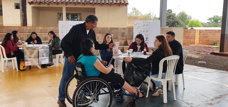 La jornada eleccionaria arrancó sin incidentes en Santa Rita.