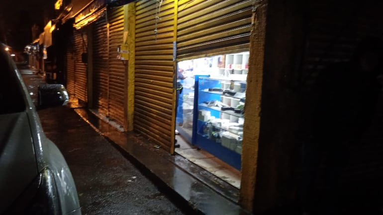 Tras reducir al guardia, los delincuentes lograron abrir la puerta del local comercial.