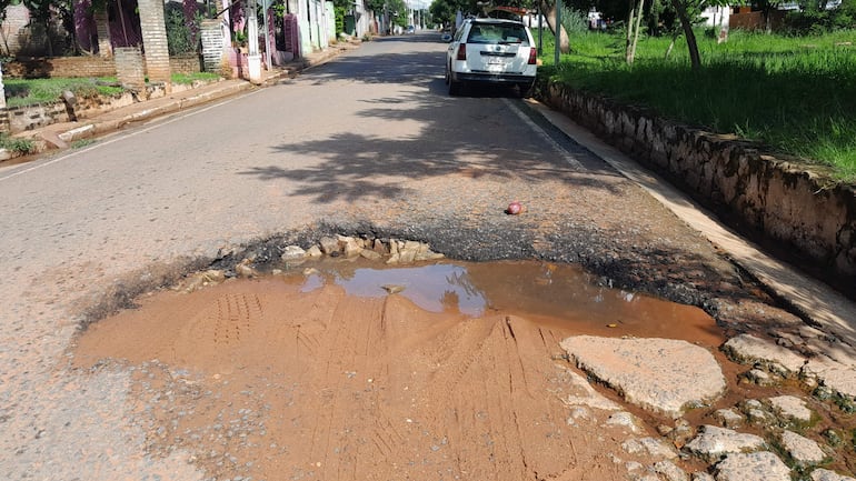 Enormes baches a lo largo de la calle Capitán Bado y María Auxiliadora de Ñemby.