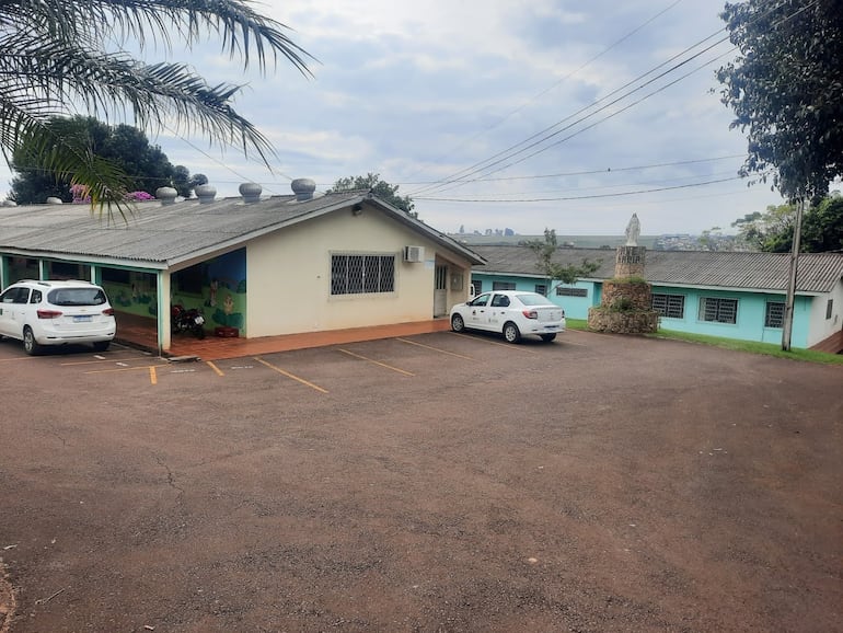 Imagen de la fachada del albergue Recanto da Criança en Cascavel, Brasil, donde murió un niño de 1 año y 6 meses de edad, hijo de una familia paraguaya que cayó con droga.