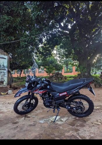 La motocicleta Taiga LT 150-2T de color negro fue robada la noche del 6 de septiembre pasado en Atyrá cuando estaba estacionada cerca de la comisaría 4° local y a pasos de la Municipalidad.