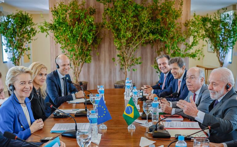 El presidente Luiz Inacio Lula da Silva (d) junto a la presidenta de la Comisión Europea, Ursula von der Leyen (i) durante una reunión en Río de Janeiro. 