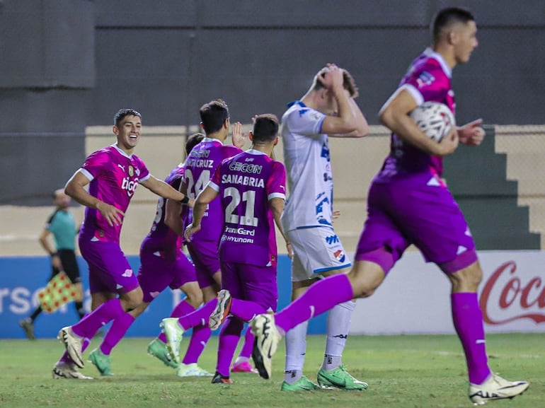 Los jugadores de Libertad celebran un gol en el partido frente a Nacional por la regularización de la octava ronda del torneo Apertura 2024 del fútbol paraguayo en el estado Arsenio Erico, en Asunción, Paraguay.