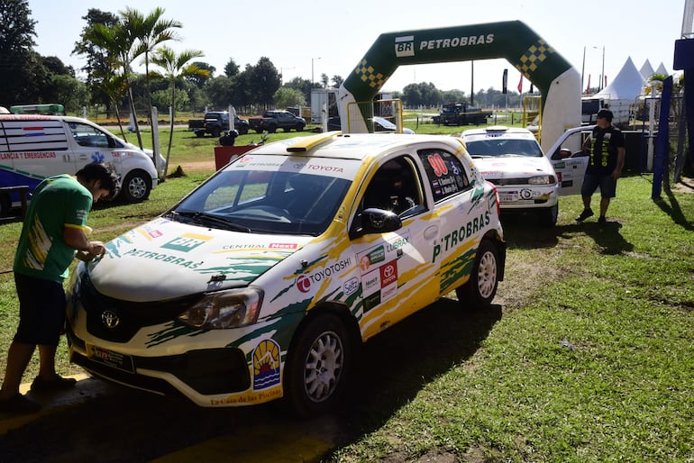 El Toyota Etios de Federico Beto Ramírez a punto de ingresar a la fosa. Beto es el vigente campeón de la F2 en el Chaco.