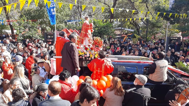 Una multitud acompañó la procesión de la imagen de San Lorenzo.