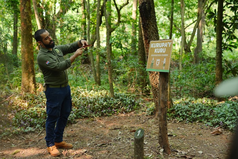 El ingeniero forestal Marcos Ortiz detalla las actividades que pueden realizarse dentro de la reserva.