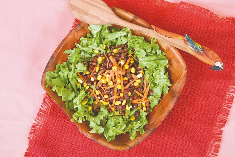 Ensalada de porotos rojos con paté de aceitunas.