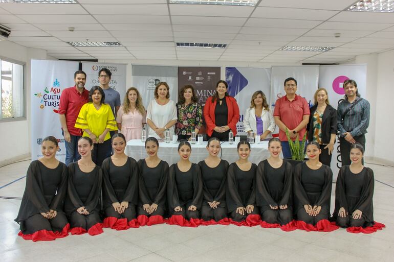 El equipo de producción y parte del elenco de danza que llevará a escena "Carmina Burana".