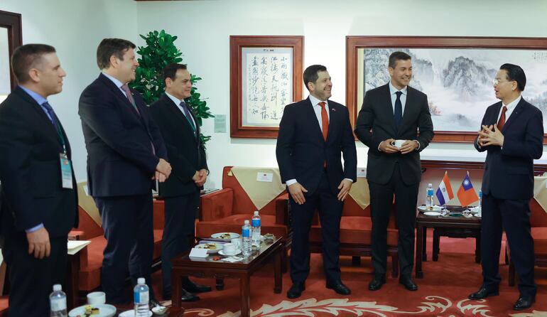 El Presidente de la República de Paraguay, Santiago Peña, y la comitiva, fueron recibidos por Canciller taiwanés, Joseph Wu en Taipéi, Taiwán.