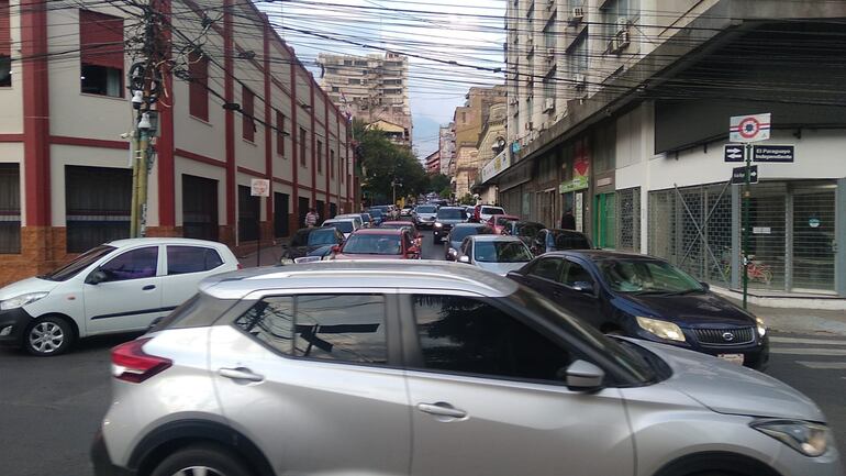 Tránsito caótico en el acceso al centro de Asunción.