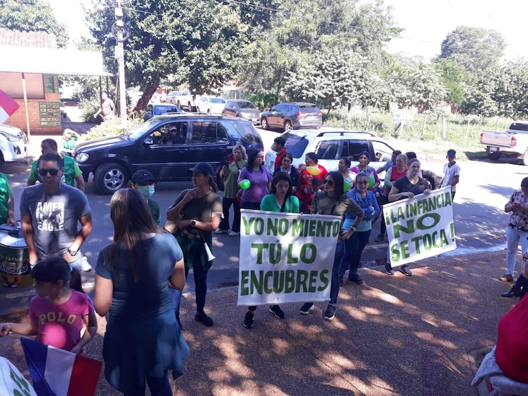  Padres de familia acompañan el caso de abuso sufrido por un niño en un colegio de Lambaré.