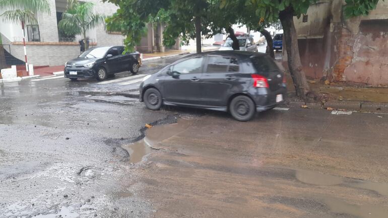 Instan a conductores a tener cuidado con inmensos baches sobre Manduvirá y Hernandarias en Asunción.