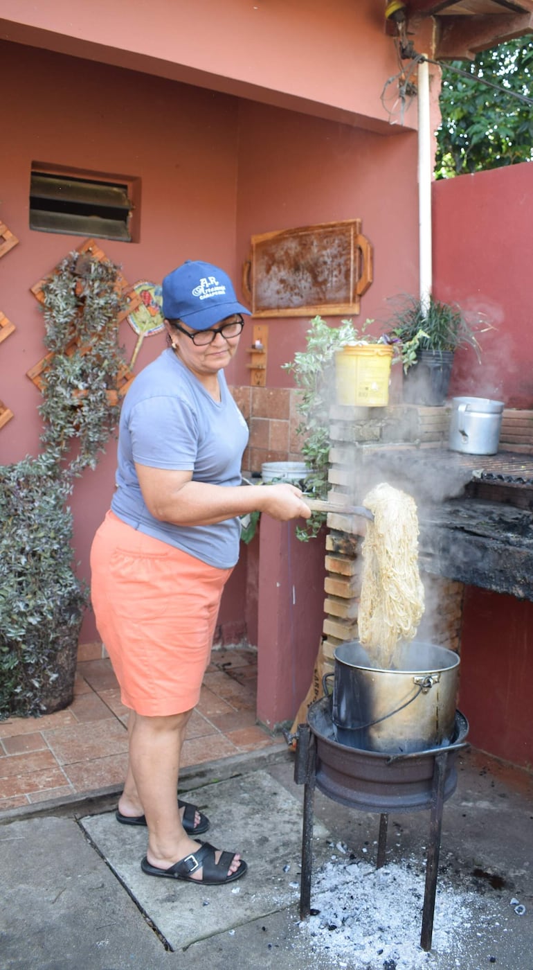 En un recipiente se carga agua con la madera de palo santo, se incorpora el hilo y se deja hervir por espacio de dos horas.