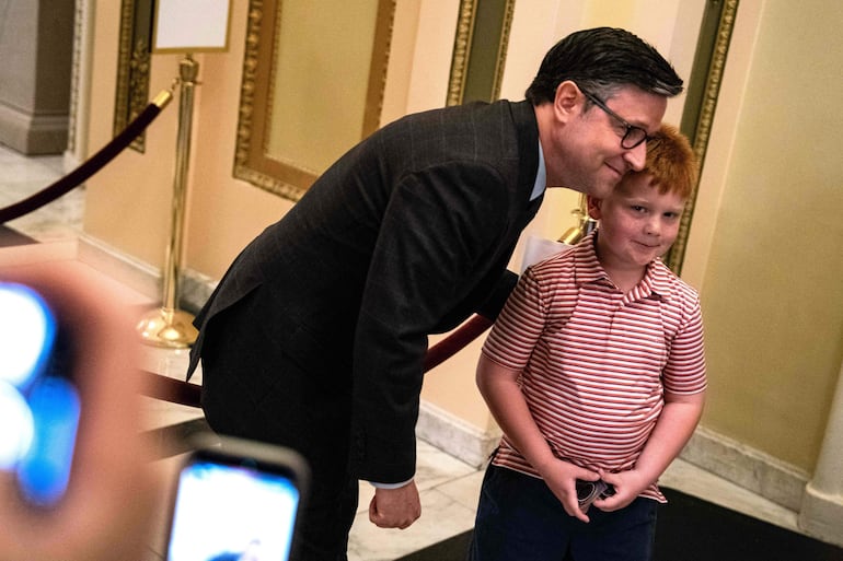 El Presidente del Congreso de Estados Unidos, Mike Johnson, posa para sacarse una foto con Guy Rose, hijo del senador republicano John Rose.