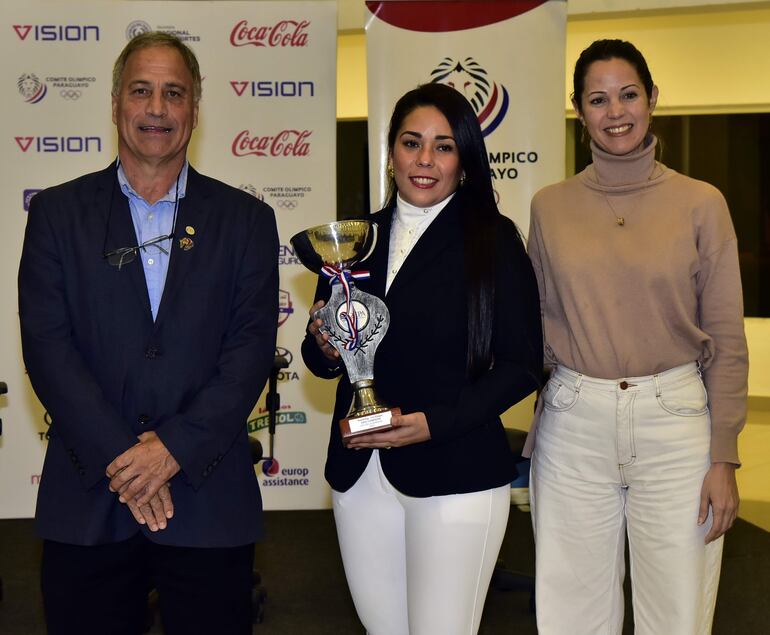 Guillermo Alonso, titular de  FEDEPA, junto a Hilda Chiuzano, subcampeona en Escuela Mayor 0,60.