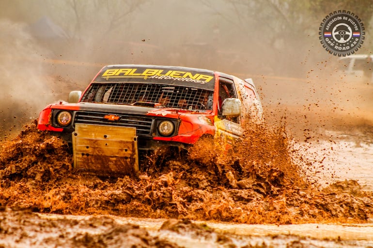 Gran trabajo de Junior Balbuena y Abraham Afara en la Mitsubishi Montero (Foto, Liz Brítez).