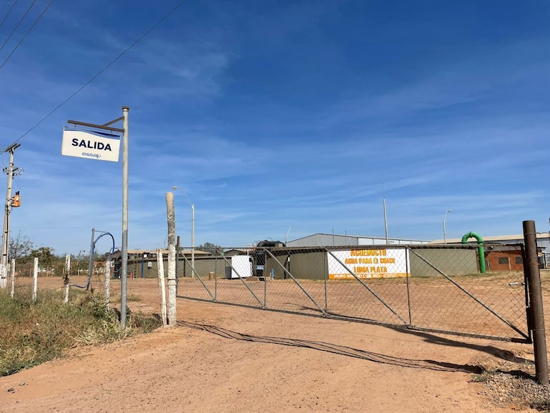  Los pobladores siguen sufriendo por la falta del vital líquido y deben acarrear el agua desde zonas muy lejanas.