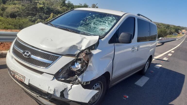 Así quedó la furgoneta involucrada en un accidente en Caacupé.