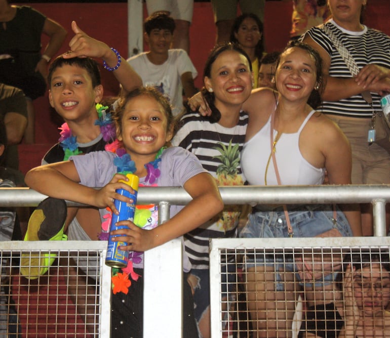 Bulliciosa antesala del Carnaval Encarnaceno 2025.