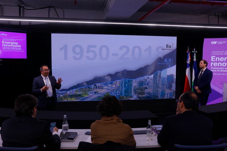 Fernando Álvarez y Lían Allub, economistas de CAF, presentaron el RED 2024 "Energías renovadas: Transición energética justa para el desarrollo sostenible", en Santiago de Chile, el jueves 13 de junio.