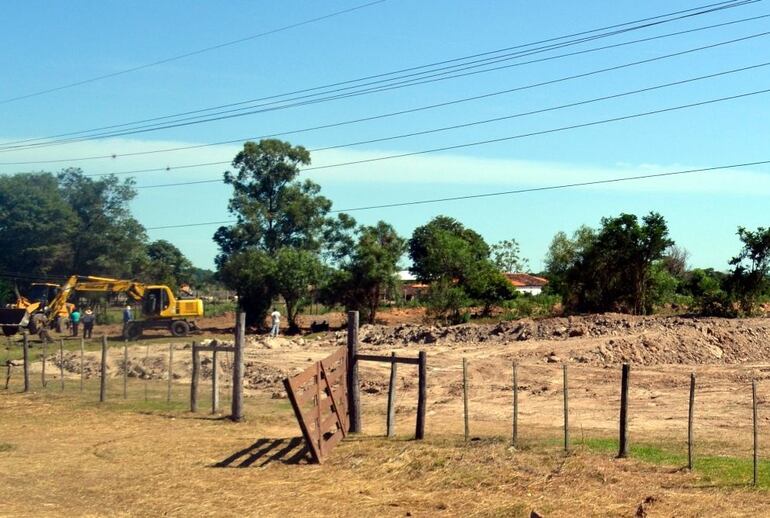 Parte del terreno cedido por la Municipalidad local para la construcción de la planta de tratamiento de residuos.